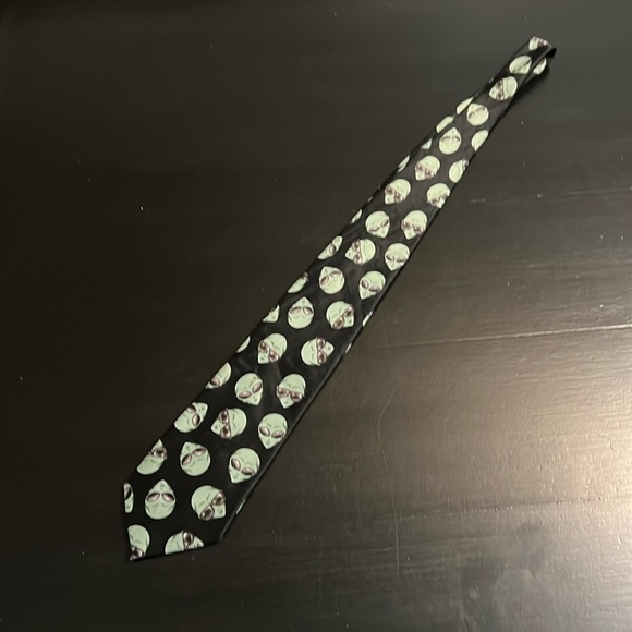 Addiction alien necktie - Picture 2 of 3